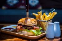 un panino e patatine fritte e un cestino di patatine fritte di Panorama Boutique Hotel & Beach Club a El Nido