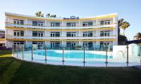 Bazén v ubytování Apartamentos Arco Iris nebo v jeho okolí