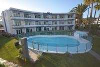 Bazén v ubytování Apartamentos Arco Iris nebo v jeho okolí
