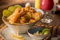 uma tigela de comida frita e uma tigela de batatas fritas em Hotel Finca Buenos Aires Barichara em Barichara