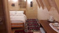 una pequeña habitación con una cama y una mesa en Karadžić, en Žabljak