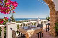 een tafel op een balkon met uitzicht op de oceaan bij Macdonald La Ermita Resort in Mijas
