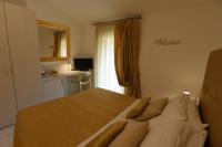 A television and/or entertainment centre at Hotel La Vigna