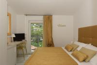 A bed or beds in a room at Hotel La Vigna