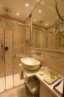 A bathroom at Hotel La Vigna