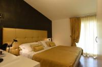 A bed or beds in a room at Hotel La Vigna