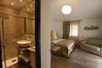 A bathroom at Hotel La Vigna