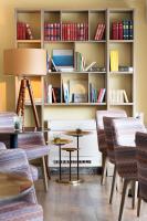ホテルにある図書室