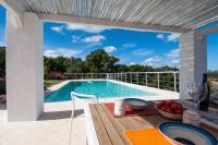 Bazén v ubytovaní HELLOAPULIA Trulli Santa Maria dei Grani - Private Pool and large garden for furry friends alebo v jeho blízkosti