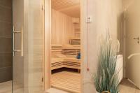 ein begehbarer Kleiderschrank mit Glastür in der Unterkunft Aquamarina Onyx Marina Invest in Misdroy