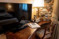 Televízia a/alebo spoločenská miestnosť v ubytovaní Albergo Le Due Corti