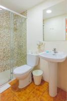 A bathroom at Hostal Baleàric