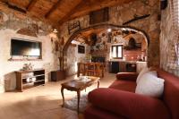 Televízia a/alebo spoločenská miestnosť v ubytovaní House & Apartment Palača