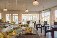 een buffet met eten op tafel in een restaurant bij The Originals Boutique Hôtel Spa Beuzeville Honfleur Sud in Beuzeville