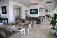 TV a/nebo společenská místnost v ubytování Alesta Yacht Hotel