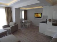 TV a/nebo společenská místnost v ubytování Alesta Yacht Hotel