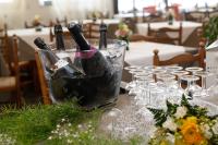 een tafel met twee flessen wijn in een emmer bij Hotel Ristorante Milton in Varazze