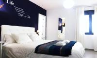 Posteľ alebo postele v izbe v ubytovaní Apartamentos Villa Serali Parking Gratis