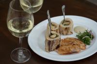 un plato blanco de comida y una copa de vino en Cucu Hotel, en Tel Aviv