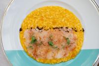 Un plato de comida con un camarón en pan de maíz. en Imperiale Palace Hotel, en Santa Margherita Ligure