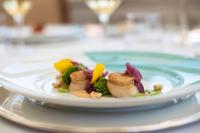 Un plato de comida con camarones y verduras en una mesa. en Imperiale Palace Hotel, en Santa Margherita Ligure