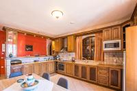 A kitchen or kitchenette at The Vivian - Luxury Stone Villa