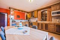 A kitchen or kitchenette at The Vivian - Luxury Stone Villa