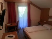 Łóżko lub łóżka w pokoju w obiekcie Hotel zum grünen Tor
