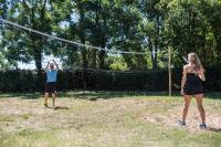 Deux femmes jouent au volley-ball dans l&#39;établissement Camping Les Grenettes, à Sainte-Marie de Ré