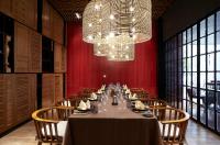 un comedor con una mesa larga con sillas y una lámpara de araña en Pullman Ciawi Vimala Hills Resort, en Bogor