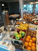 Un buffet de frutas y verduras en una mesa en Best Western Hotel Rome Airport, en Fiumicino