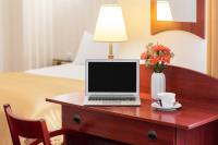 Televízia a/alebo spoločenská miestnosť v ubytovaní Hotel Arkadia
