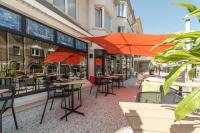 デ・パンネにあるホテル カジューの屋外カフェ(テーブル、椅子、パラソル付)