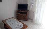 Televízia a/alebo spoločenská miestnosť v ubytovaní Apartment Hrgić Vir