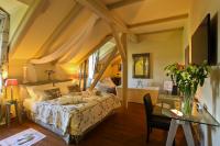 Postel nebo postele na pokoji v ubytování Romantic Hotel Mlýn Karlstejn