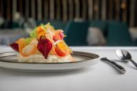 アルカションにあるThalazur Arcachon - Hôtel & Spaのテーブルの上に野菜が添えられた料理の皿