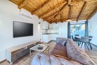Televízia a/alebo spoločenská miestnosť v ubytovaní Golden Haven Luxe Bungalow Resort