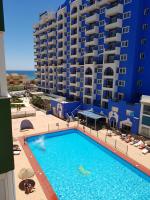 Bazén v ubytování Apartamento frente al mar nebo v jeho okolí