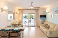 Posezení v ubytování Dalia Seaside 2 Bedroom Apartment with Pool & Garden