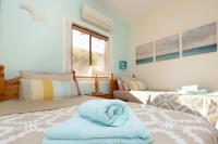 Postel nebo postele na pokoji v ubytování Dalia Seaside 2 Bedroom Apartment with Pool & Garden