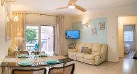 Posezení v ubytování Dalia Seaside 2 Bedroom Apartment with Pool & Garden