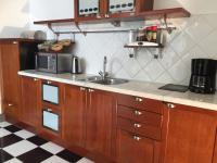 Cuisine ou kitchenette dans l'établissement The Amsterdam Hotel Apartment in the Center