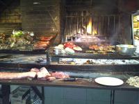 ein Grill mit viel Fleisch und anderen Lebensmitteln in der Unterkunft Pueblo Chico Agroturismo Hotel in La Floresta