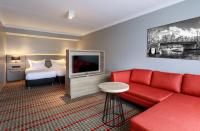 Ramada by Wyndham Amsterdam Airport Schipholにあるテレビまたはエンターテインメントセンター