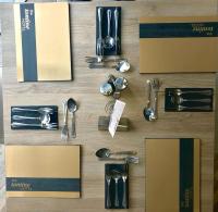 un grupo de utensilios sobre una mesa de madera en The Tontine Hotel, en Greenock