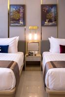Postel nebo postele na pokoji v ubytování Elegant Airport Hotel