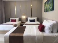 Postel nebo postele na pokoji v ubytování Elegant Airport Hotel