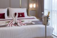 Postel nebo postele na pokoji v ubytování Elegant Airport Hotel