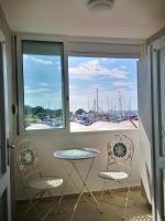 Posedenie v ubytovaní Lovely apartment near the beach with a sea view