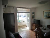 Televízia a/alebo spoločenská miestnosť v ubytovaní Lovely apartment near the beach with a sea view